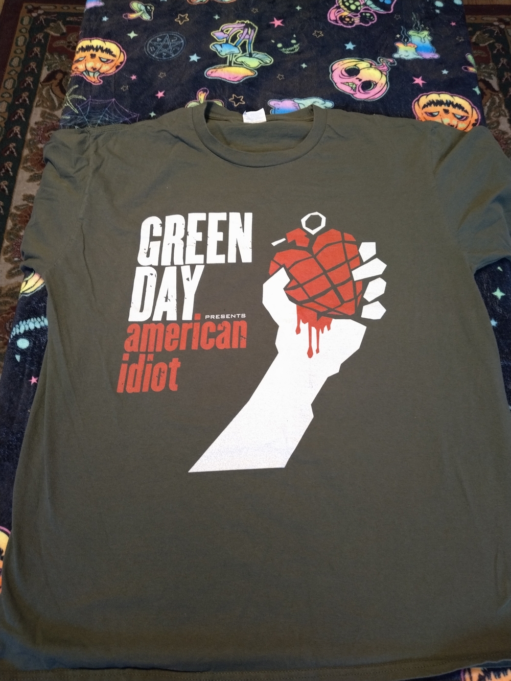 Green Day Presents American Idiot Graphic T‑Shirt - Olive Green Size Large
